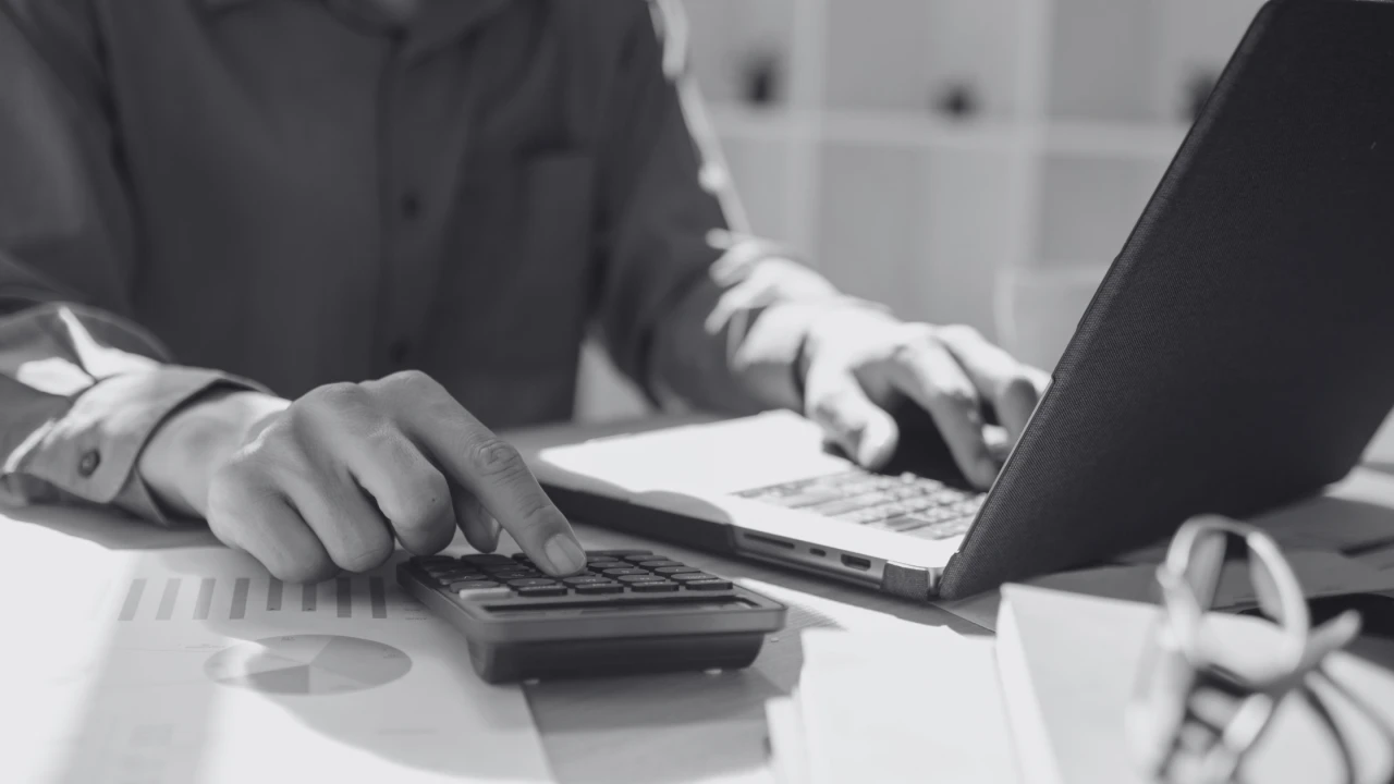 Remote-Finance-Teams-Managing-Accounting-and-Payroll-Virtually-1280×720 remote finance team managing accounting and payroll for small business growth