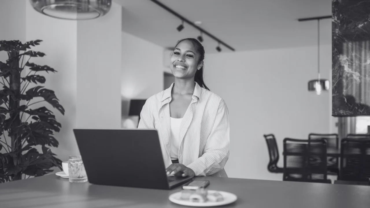 Tasks-a-Virtual-Marketing-Assistant-Can-Handle-for-Your-Marketing-Team-1280×720 professional virtual assistant working on laptop to support small business growth