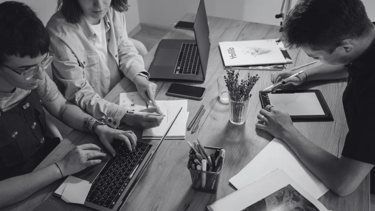 The-Hybrid-Advantage-Combining-In-Person-and-Virtual-Solutions-for-Growth-1280×720 business team collaborating on digital projects to support small business growth
