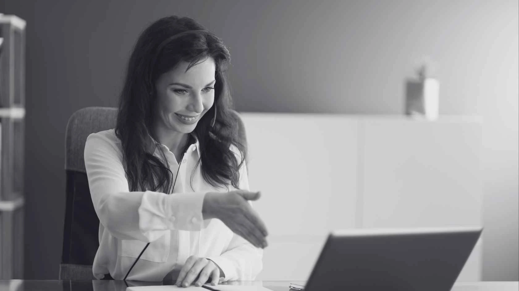 The Smartest Way to Scale Your Business Without Hiring In-House – 1 Virtual Assistant supporting small business growth services and business scaling